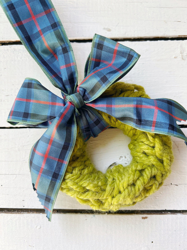 Knit Wreath Ornament - Large Flower of Scotland Tartan Bow